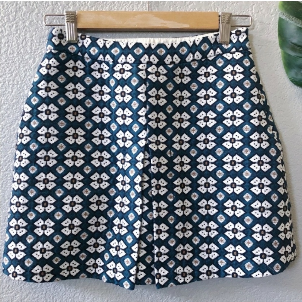 🦋 Blue and White A-Line Pleated Brocade Skirt size small
